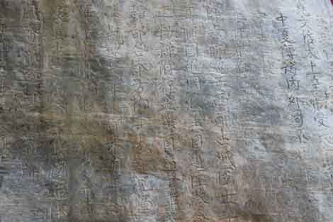 Nét chữ bia Ma Nhai vẫn rất rõ ràng. Nét chữ bia Ma Nhai vẫn rất rõ ràng.