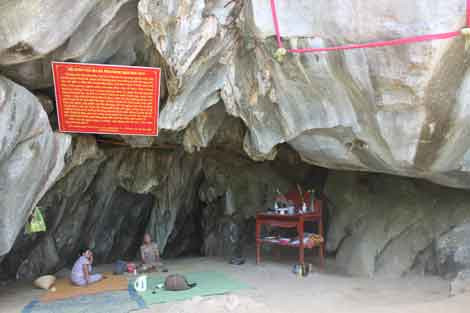 Người dân lập bàn thờ dưới bia Ma Nhai. Người dân lập bàn thờ dưới bia Ma Nhai.