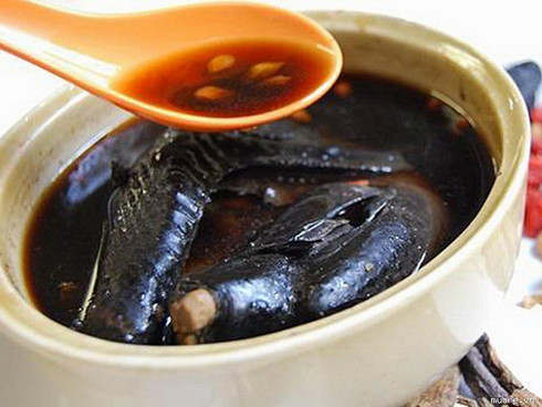 Thịt gà ác có vị ngọt, tính ẩm, có tác dụng ích khí, bổ tinh.