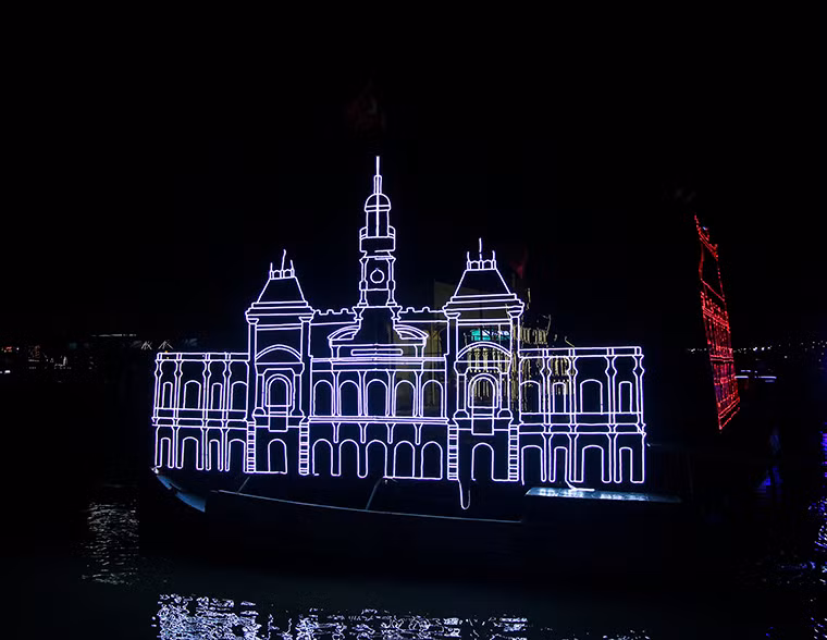 ... như chợ Bến Thành, UBNND Thành phố, Dinh Độc Lập, Nhà thờ Đức Bà, …