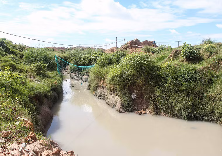 Thi thể bé Tỷ được tìm thấy tại ống cống cuối cùng đoạn tiếp giáp với khu công nghiệp VSIP I.