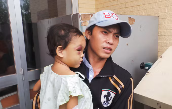 Trưa 15/9, anh Trần Văn Tố đã đến bệnh viện để thăm và khẳng định bé Ngân chính là con đẻ của mình.