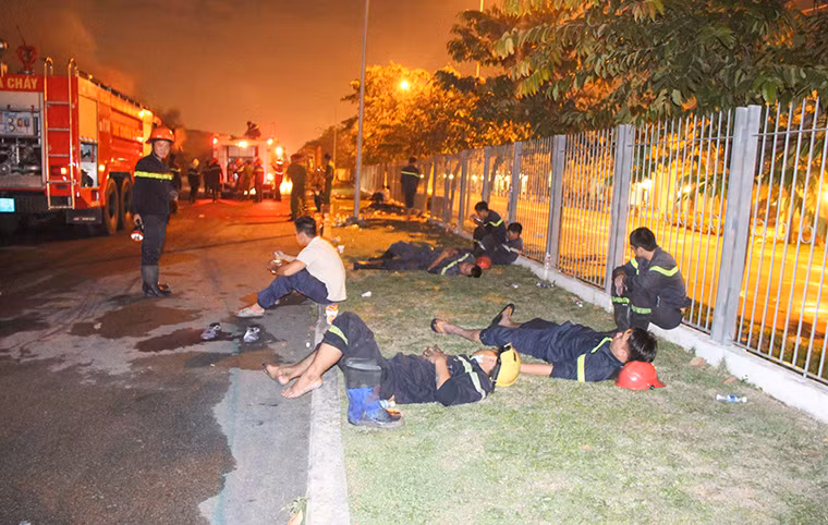 Tranh thủ ngả lưng sau một đêm vất vả.