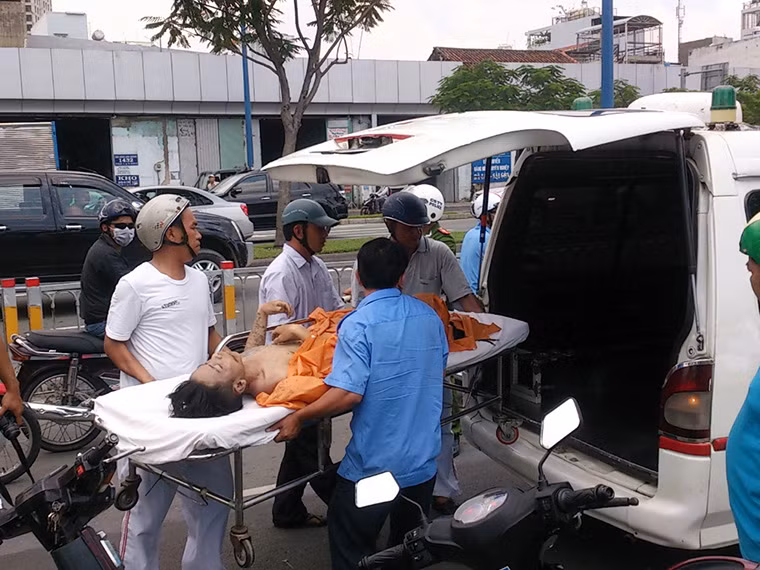 Thi thể nghi phạm chết đuối được tìm thấy và đưa về nhà xác.