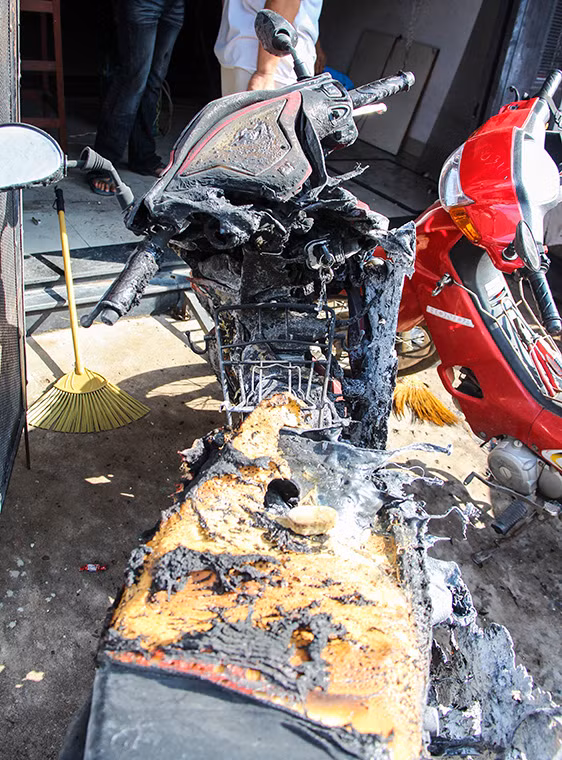 Chiếc xe máy bị lửa thiêu cháy gây hư hỏng nặng.