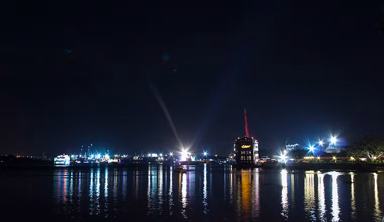 Từ 18h-20h đội hình gồm nhiều chiếc ca nô, tàu thuyền được trang trí hệ thống đèn đèn led và laser chạy diễu hành trên sông Sài Gòn, miêu tả lại cảnh sông nước với ghe, xuồng và sinh hoạt trên sông thể hiện cuộc sống kinh tế và tinh thần của con người Nam Bộ.