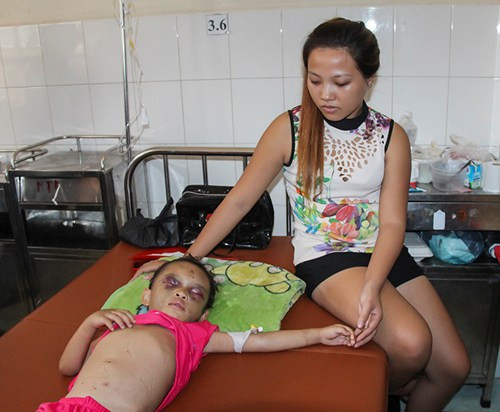 Chị Trần Thị Huế Nhàn (20 tuổi, quê Sóc Trăng) là người đầu tiên phát hiện bé Ngân bị hành hung và đưa bé đi cấp cứu cho biết: “Sáng sớm 12/9, tôi nghe mấy người ở phòng trọ nói cháu Ngân lại bị cha mẹ đánh, đập đầu vào tường. Chúng tôi sang hỏi thăm thì cha dượng của cháu đuổi đi và đóng cửa lại. Đến chiều khi cha dượng Ngân mở cửa phòng trọ thì xông vào đưa cháu đi bệnh viện”.