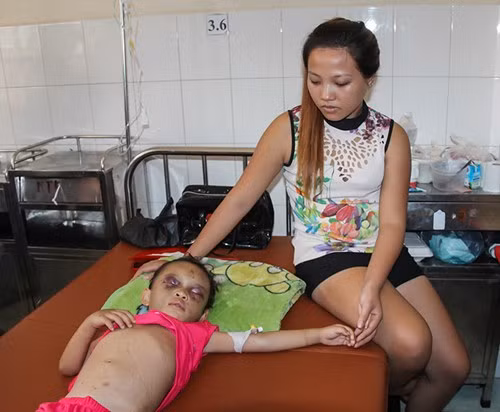 Chị Trần Thị Huế Nhàn (20 tuổi, quê Sóc Trăng) là người đầu tiên phát hiện bé Ngân bị hành hung và đưa bé đi cấp cứu cho biết: “Sáng sớm 12/9, tôi nghe mấy người ở phòng trọ nói cháu Ngân lại bị cha mẹ đánh, đập đầu vào tường. Chúng tôi sang hỏi thăm thì cha dượng của cháu đuổi đi và đóng cửa lại. Đến chiều khi cha dượng Ngân mở cửa phòng trọ thì xông vào đưa cháu đi bệnh viện”.