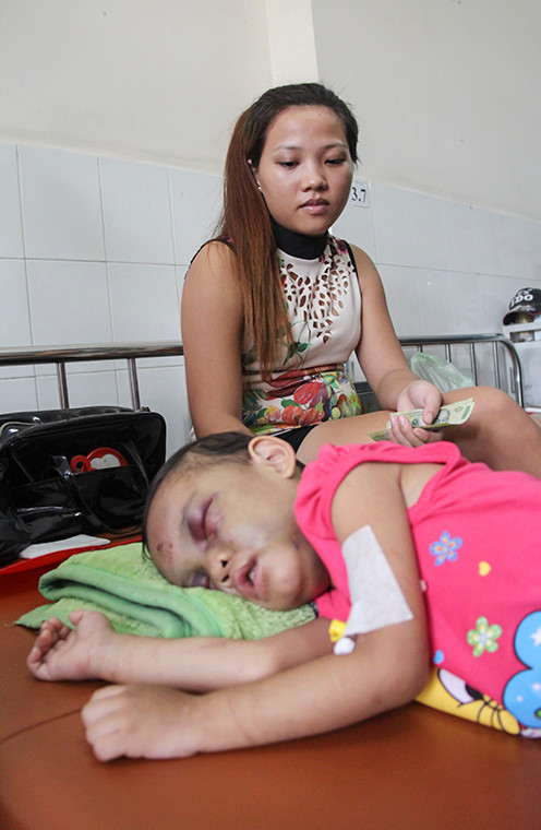 Chị Trần Thị Huế Nhàn cho biết, nếu cha mẹ bé Ngân bị bắt giam, chị sẽ làm đơn xin bé về nuôi. Trong suốt mấy ngày qua, chị luôn túc trực tận tình chăm sóc cho bé.