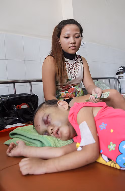 Chị Trần Thị Huế Nhàn cho biết, nếu cha mẹ bé Ngân bị bắt giam, chị sẽ làm đơn xin bé về nuôi. Trong suốt mấy ngày qua, chị luôn túc trực tận tình chăm sóc cho bé.