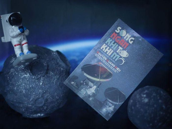 "Sông Ngân khi tỏ khi mờ" của giáo sư Nguyễn Quang Riệu - nhà vật lý thiên văn có đóng góp trong lĩnh vực vật lý thiên văn vô tuyến thế giới. Sách giúp người đọc có hiểu biết cơ bản về vũ trụ, cách những người cổ đại quan niệm về vũ trụ. Từ phương diện khoa học, tác giả nói về nguồn gốc và sự hình thành vũ trụ, trong đó có dải Ngân Hà, Hệ Mặt Trời nơi chúng ta đang sống. Ảnh: Nhã Nam.