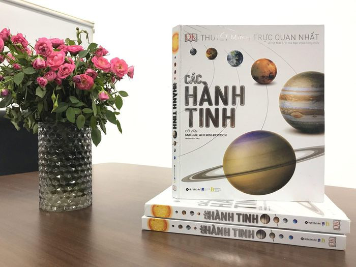 "Các hành tinh" được xuất bản bởi DK - nhà xuất bản chuyên làm sách minh họa. Ấn phẩm là một thuyết minh trực quan về Hệ Mặt Trời, bên cạnh thông tin còn là những hình ảnh đẹp, sống động. Sách cung cấp kiến thức về đặc điểm địa hình, địa chất, khí quyển, các suy đoán cùng lịch sử thám hiểm các hành tinh mà con người đã và chưa thể với tới. Ảnh: ETS.