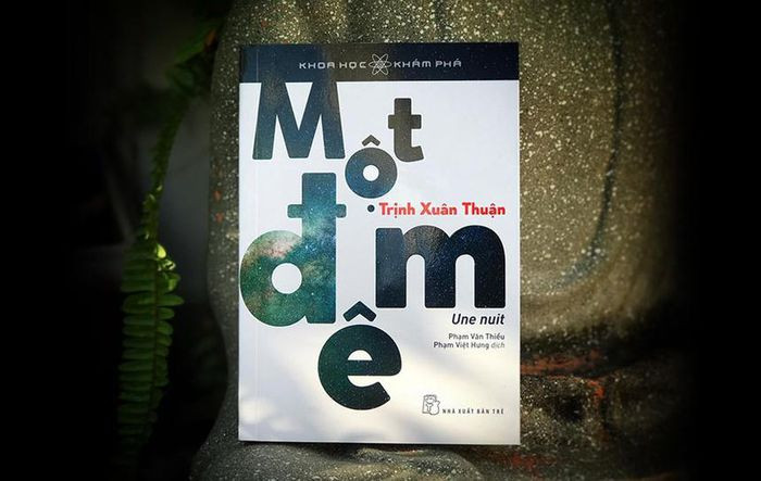"Một đêm" của nhà vật lý thiên văn gốc Việt Trịnh Xuân Thuận. Trong sách, vị giáo sư như đưa người đọc tới đài thiên văn Mauna Kea, Mỹ, từ đó quan sát màn đêm, dõi theo ánh sáng của các ngôi sao. Từ những quan sát ấy, ông giúp độc giả hiểu về nguồn gốc của vũ trụ, chiêm ngắm các hành tinh, những vì sao giữa khoảng không bao la. Đặc biệt, tác giả Trịnh Xuân Thuận lồng ghép vào sách những vần thơ, bức tranh của các văn hào, danh họa để làm nổi bật vẻ đẹp của vũ trụ. Ảnh: Netabook.