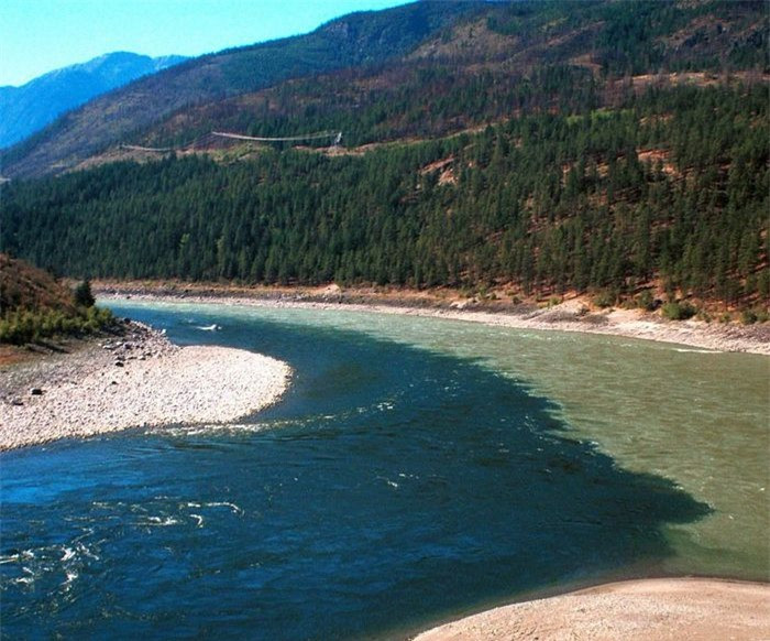 Ngã ba sông Thompson và Fraser (Lytton, British Columbia, Canada): Thompson là sông lớn thứ ba British Columbia, với dòng chảy xiết và đi qua nhiều hẻm núi tuyệt đẹp. Nước sông Thompson trong, trong khi Fraser - dòng sông dài nhất Canada - có nhiều phù sa nên đục hơn. Ảnh:Andy Astfalck/Flickr.