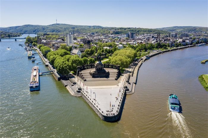 Ngã ba sông Mosel và Rhine (Koblenz, Đức):Sông Mosel chảy qua Pháp, Luxemburg và Đức, cuối cùng gặp sông Rhine ở Koblenz. Còn sông Rhine bắt nguồn từ dãy Alps, chảy qua nhiều quốc gia châu Âu, với lịch sử lâu đời được dùng để định hướng và phòng thủ. Vào một số thời điểm trong năm, sự khác biệt giữa hai dòng nước sẽ trở nên rõ rệt, khi một bên đục ngầu phù sa, một bên vẫn trong xanh. Ảnh:Rheinsteig.