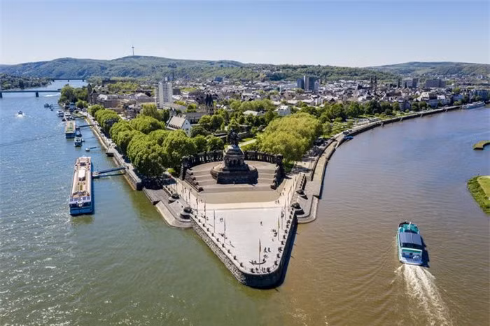 Ngã ba sông Mosel và Rhine (Koblenz, Đức):Sông Mosel chảy qua Pháp, Luxemburg và Đức, cuối cùng gặp sông Rhine ở Koblenz. Còn sông Rhine bắt nguồn từ dãy Alps, chảy qua nhiều quốc gia châu Âu, với lịch sử lâu đời được dùng để định hướng và phòng thủ. Vào một số thời điểm trong năm, sự khác biệt giữa hai dòng nước sẽ trở nên rõ rệt, khi một bên đục ngầu phù sa, một bên vẫn trong xanh. Ảnh:Rheinsteig.
