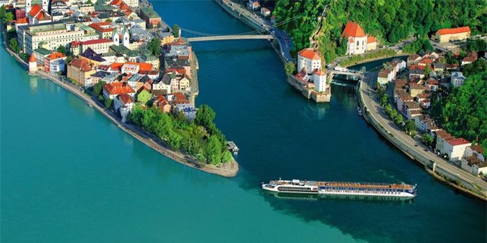 Giao điểm sông Ilz, Danube và Inn (Passau, Đức):Ba con sông này có màu nước khác biệt. Điều này hiện rõ vào một số thời điểm trong năm, tạo ra bức tranh sắc màu tuyệt đẹp. Ảnh:Travelingtoworld.