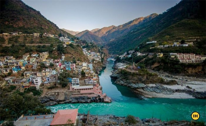 Ngã ba sông Alaknanda và Bhagirathi (Devprayag, Ấn Độ): Hai dòng sông Himalaya này đều quan trọng với văn hóa và lịch sử của người theo đạo Hindu. Sông Alaknanda chảy qua quãng đường gần 190 km trước khi chảy vào hồ thủy điện và đổ ra sông Bhagirathi tại Deyprayag. Ảnh:Indianhike.