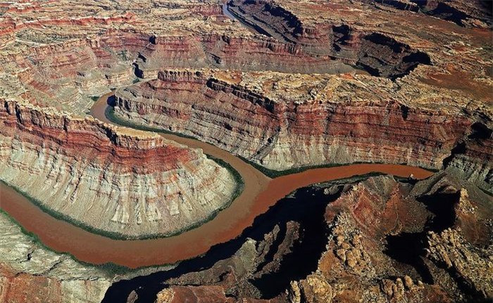 Ngã ba sông Green và Colorado (Công viên quốc gia Canyonlands, Ultah, Mỹ):Colorado là một dòng sông dài, chảy qua 7 bang của Mỹ, với dòng chảy xiết và nước trong hơn sông Green. Hai sông gặp nhau tại Công viên quốc gia Canyonlands giữa hẻm núi hùng vĩ, tạo nên khung cảnh ngoạn mục. Ảnh:Fine Art America.
