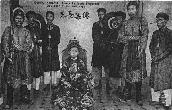 Duy Tân: Vua có tên thật Nguyễn Phúc Vĩnh San (1900-1945). Khi đồng ý để ông lên ngôi, người Pháp hy vọng vua 7 tuổi như Duy Tân sẽ giúp chúng dễ bề thao túng triều chính. Thế nhưng, vua Duy Tân sớm bộc lộ tinh thần yêu nước và quyết tâm đánh đuổi thực dân Pháp để giành độc lập. Hiếm có vị vua nào như Duy Tân, dám từ bỏ ngôi báu để dấn thân vào cuộc đấu tranh giải phóng dân tộc. Sau này, khi bị thực dân Pháp phế truất, vua chỉ cười mỉa mai khinh bỉ, rời bỏ ngai vàng không hề tiếc nuối.