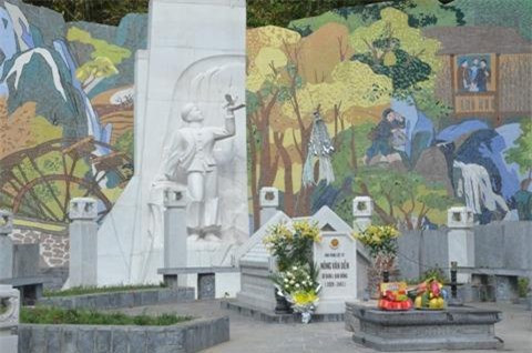 Kim Đồng: Anh tên thật là Nông Văn Dền (1929-1943), người dân tộc Nùng, quê ở huyện Hà Quảng, tỉnh Cao Bằng. Năm 12 tuổi, Kim Đồng tham gia hoạt động cách mạng, làm nhiệm vụ giao liên, đưa đón Việt Minh và chuyển thư từ. Trong một lần đi liên lạc năm 1943, khi cán bộ đang họp, anh phát hiện quân Pháp, Kim Đồng đã đánh lạc hướng để các bạn mình đưa bộ đội về căn cứ an toàn. Khi chạy qua suối, quân Pháp đã nổ súng. Kim Đồng hy sinh bên suối Lênin (Cao Bằng), khi vừa tròn 14 tuổi.