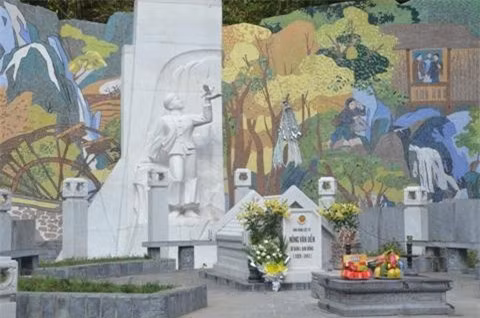 Kim Đồng: Anh tên thật là Nông Văn Dền (1929-1943), người dân tộc Nùng, quê ở huyện Hà Quảng, tỉnh Cao Bằng. Năm 12 tuổi, Kim Đồng tham gia hoạt động cách mạng, làm nhiệm vụ giao liên, đưa đón Việt Minh và chuyển thư từ. Trong một lần đi liên lạc năm 1943, khi cán bộ đang họp, anh phát hiện quân Pháp, Kim Đồng đã đánh lạc hướng để các bạn mình đưa bộ đội về căn cứ an toàn. Khi chạy qua suối, quân Pháp đã nổ súng. Kim Đồng hy sinh bên suối Lênin (Cao Bằng), khi vừa tròn 14 tuổi.