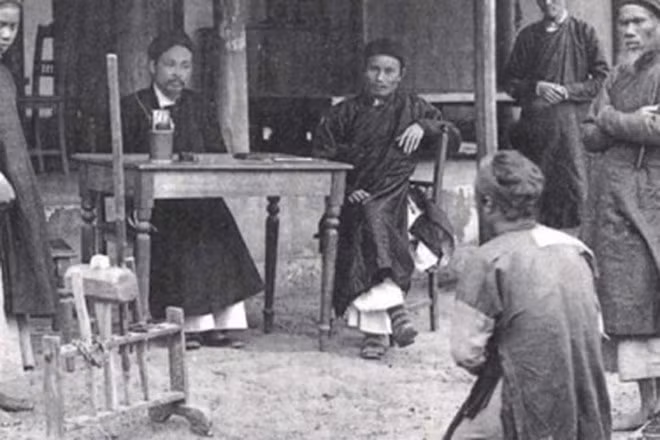 Vua Tự Đức quyết định tử hình viên quan tham nhũng bằng một bài thơ với những câu như: Một ngày một đồng / Ngàn ngày ngàn đồng/ Dây cưa đứt gỗ / Nước giọt thủng đá / Tội không dung tha / Lệnh truyền xử chém.