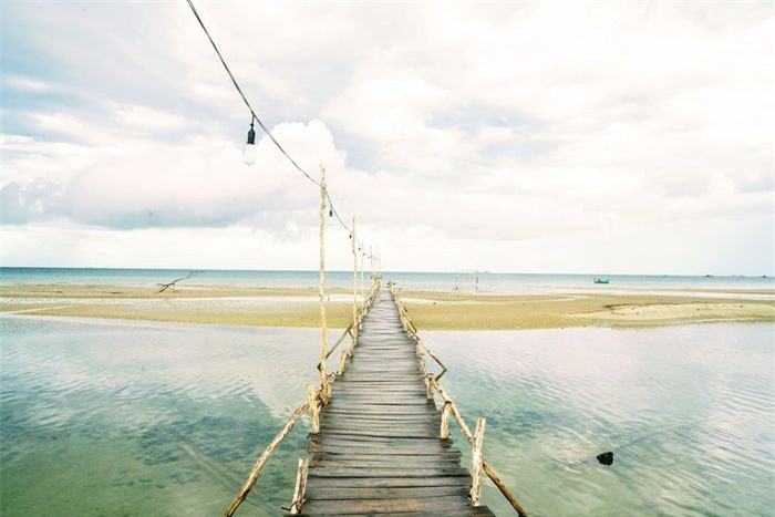 Giữa tháng 8, anh đăng tải loạt hình ảnh phong cảnh, con người và món ngon tại Việt Nam trên trang Boredpanda thu hút nhiều ý kiến từ cộng đồng mạng. "Việt Nam là đất nước tuyệt đẹp, mỗi nơi đi qua, tôi đều tìm hiểu ẩm thực, con người, phong tục tập quán và ghi lại chúng bằng ảnh. Đó là chuyến đi đáng giá mỗi ngày", người đàn ông viết.