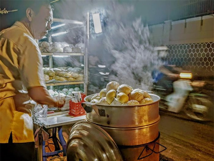 Những địa điểm ăn uống ngon nhất mà cặp đôi ghé đến không giống nhà hàng chút nào. Đa số các quán ăn do gia đình tự quản, bên ngoài đặt vài chiếc bàn, ghế nhỏ, chủ quán tự nấu nướng và mang món ra cho khách.