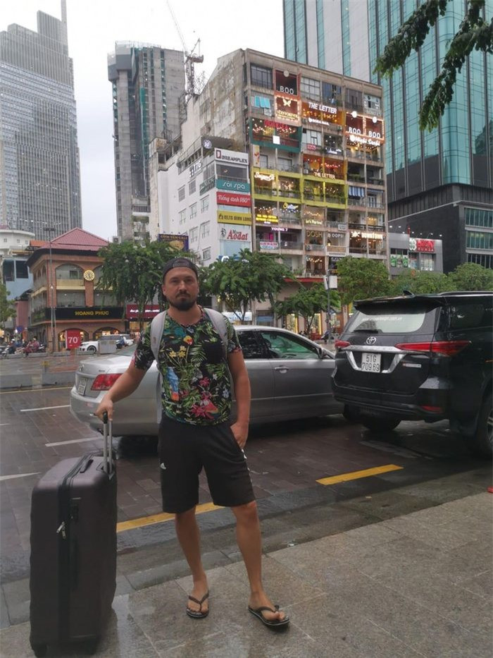 Chung cư cũ 42 Nguyễn Huệ là hình ảnh gây ấn tượng đầu tiên với du khách khi đặt chân đến TP.HCM. Người đàn ông cho biết tòa nhà nhiều màu sắc, dễ thương ở trung tâm là điều gì đó tuyệt vời, mỗi căn hộ ẩn chứa bên trong một nhà hàng hoặc quán bar.