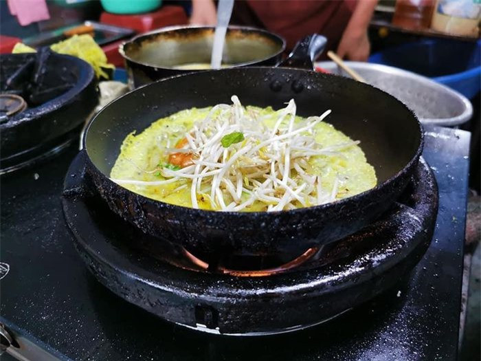 Theo Matija Babic, đánh giá của Google và TripAdvisor sẽ không giúp ích nhiều cho trải nghiệm của du khách tại Việt Nam. "Bạn chỉ cần ghé khu chợ gần nhất và chọn ăn ở quán đông người dùng nhất. Bằng cách đó, tôi đã ăn thử bánh xèo nhân tôm, giá, kèm thịt nướng, chấm với nước mắm đậu phộng ngon tuyệt", anh chia sẻ kinh nghiệm trên trang cá nhân.