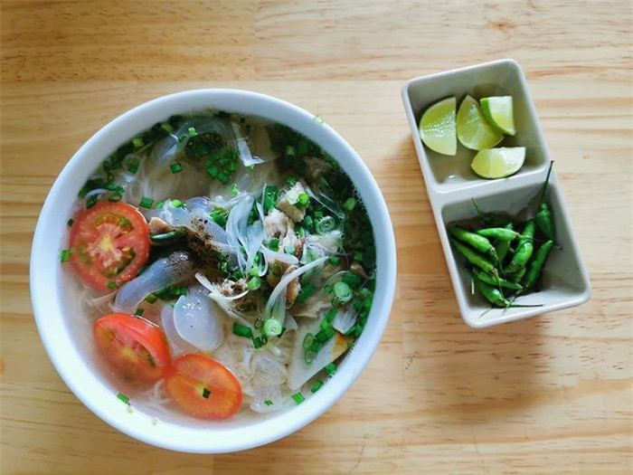 Trong ảnh là bún cá sứa - món đặc sản du khách không nên bỏ qua khi ghé các tỉnh miền Trung. Du khách này nhận xét con sứa không hề có mùi vị nhưng lại mang kết cấu giòn sần sật. Khi cắn hoặc dùng lưỡi ấn mạnh, bạn có thể cảm nhận sứa vỡ ra như một loại gelatine đặc.