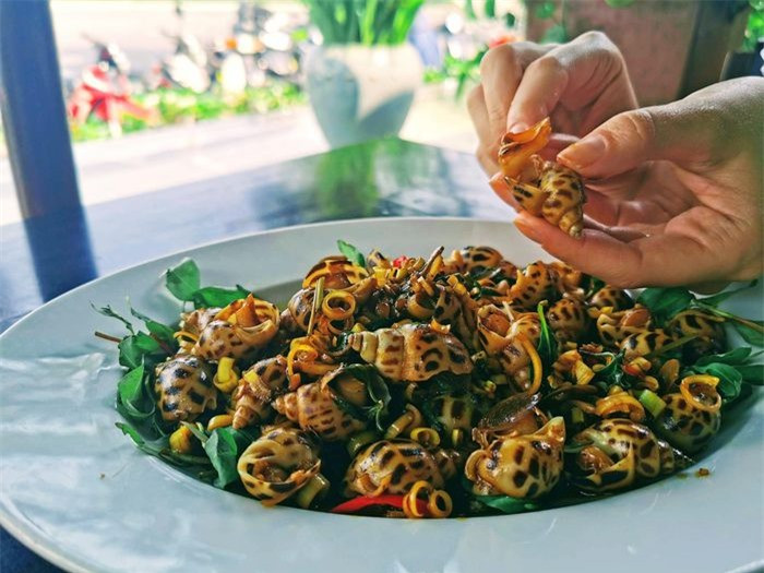 Matija Babic chia sẻ nhiều trải nghiệm cá nhân thú vị trên fanpage du lịch của mình. Anh thấy rằng ở Việt Nam, các nhóm bạn, gia đình và đồng nghiệp thường tụ tập tại quán ốc để nhâm nhi món ngon, uống bia và trò chuyện thâu đêm. Trong ảnh là đĩa ốc hương được mô tả có lớp thịt thơm, dai dai và hương vị tươi ngon. Loại ốc này có nhiều cách chế biến khác nhau từ hấp, xào, đến nướng...