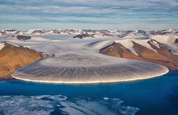 4. Greenland. Greenland là một trong những quốc gia ít được ghé thăm nhất ở châu Âu. 100.000 du khách tới Greenland trong năm 2018, ít hơn rất nhiều so với 2 triệu du khách đến Iceland cạnh đó. Điều đó nghĩa là phần lớn cảnh quan hùng vĩ của núi non và các sông băng tuyệt đẹp tại đây sẽ không có người chiêm ngưỡng. Dân số ở Greenland chỉ có 56.000 người, mật độ rất nhỏ so với diện tích hòn đảo. Không khí trong lành nên vào ban đêm, bạn sẽ thấy hiện tượng cực quang tỏa sáng thường xuyên. Ngoài ra, cảnh hoàng hôn tuyệt đẹp ở Greenland với ánh sáng được phản chiếu trên những tảng băng cũng là một trải nghiệm đáng nhớ.