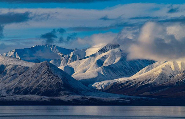 5. Hành lang Tây Bắc, Bắc Cực (Canada). Là một trong những vùng nước khó di chuyển nhất thế giới, hành lang Tây Bắc trải dài từ Canada đến giữa Bắc Cực và cực Bắc của châu Mỹ. Do luôn có một lượng lớn băng trôi nổi ở đây nên tàu thuyền rất dễ gặp nạn. Hầu hết tàu đi trên khu vực này đều là các tàu phá băng được trang bị hiện đại. Đây cũng là nơi sinh sống của nhiều loài động vật hoang dã như cá voi, gấu trắng, hải cẩu,... Năm 2007, sau một mùa hè ấm áp đến khó tin, cả khu vực gần như không còn băng, đe dọa nghiêm trọng đến sự tồn tại của loài gấu trắng.