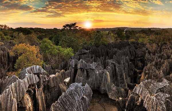 6. Vườn quốc gia Tsingy de Bemaraha (Madagascar). Mê cung núi đá độc đáo này vẫn chưa được nhiều người biết tới ngoại trừ một vài đường mòn, cây cầu, hay những điểm tham quan xung quanh. Còn lại, phần lớn công viên quốc gia ở Madagascar chưa hề có dấu chân người. Con người không dễ dàng tới đây bởi địa hình kỳ lạ không có đường đi của công viên. Những núi đá hùng vĩ niên đại 200 triệu năm, rừng, hồ, đầm lầy ngập mặn,... tạo môi trường sống lý tưởng cho nhiều loài động vật hoang dã.