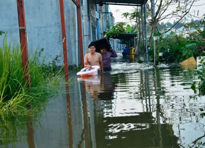 Lãnh đạo UBND quận Thủ Đức cho biết: Hiện, chờ thủy triều rút và kết hợp dùng nhiều máy bơm công suất lớn để bơm nước ra ngoài, rồi tiếp tục huy động lực lượng gia cố vững chắc bờ bao; đồng thời, chỉ đạo UBND phường thống kê thiệt hại để hỗ trợ người dân.