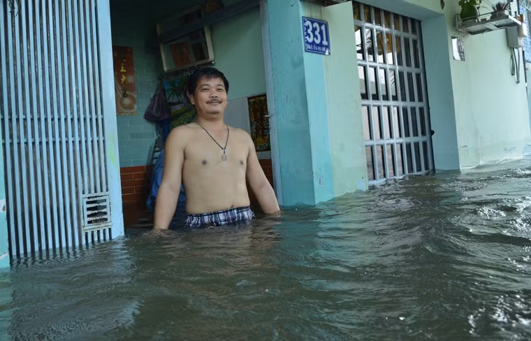 Có nơi ngập sâu gần 1m khiến cuộc sống của người dân đảo lộn hoàn toàn. Nhiều người phải bỏ cả công việc làm ăn để ở nhà đối phó với ngập lụt