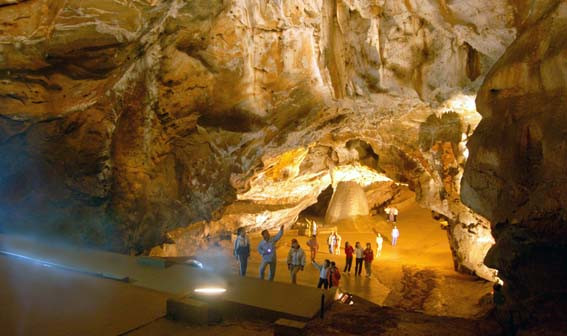 Quy mô lớn bậc nhất là hang Ryongmun. Hang này bắt đầu ở độ cao 370 mét so với mực nước biển, có hai nhánh chính và khoảng 20 nhánh phụ.