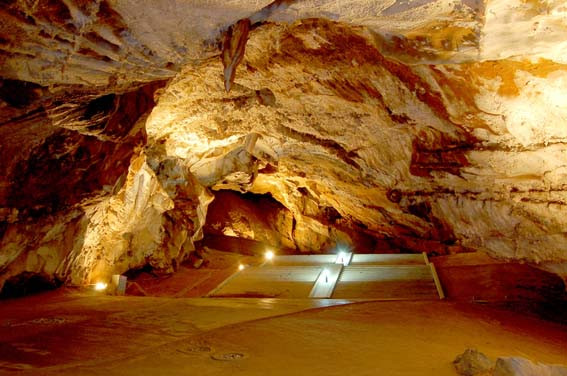 Tổng chiểu dài hang Ryongmun là 7 km, vòm hàng chỗ cao nhất đạt 40 mét, rộng trung bình 3 - 4 mét, có nhiều măng đá mang vẻ đẹp huyền bí.