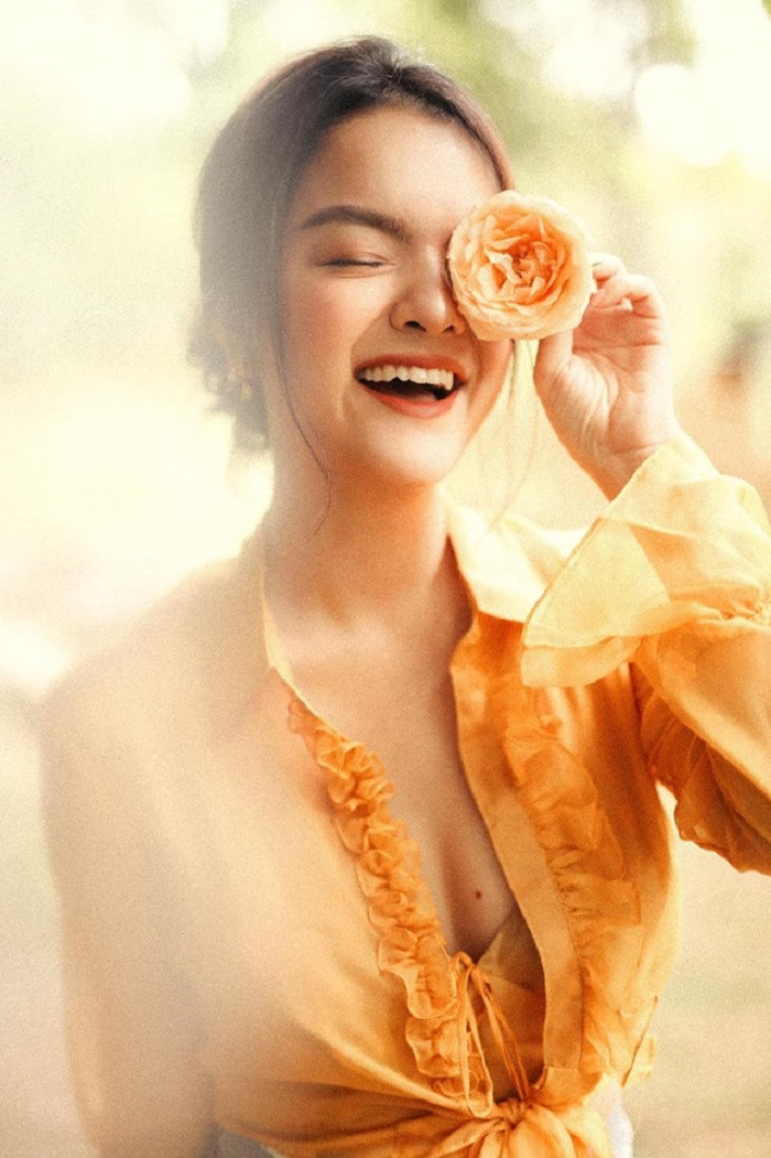 Loat my nhan Viet len doi nhan sac sau ly hon