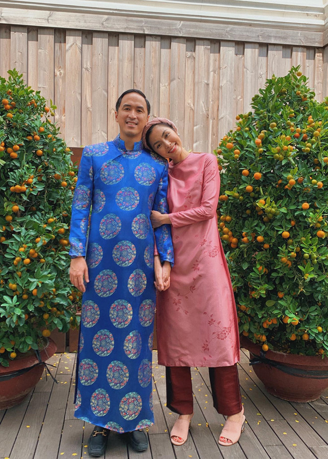 Chồng lịch lãm với áo dài xanh thêu hoa văn hình tròn lịch lãm, vợ duyên dáng với áo dài cách tân hồng bằng lụa hoa chìm.