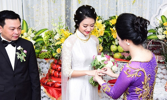 Hoi mon khung cua dan sao nu Viet khi theo chong ve dinh