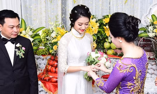 Hoi mon khung cua dan sao nu Viet khi theo chong ve dinh