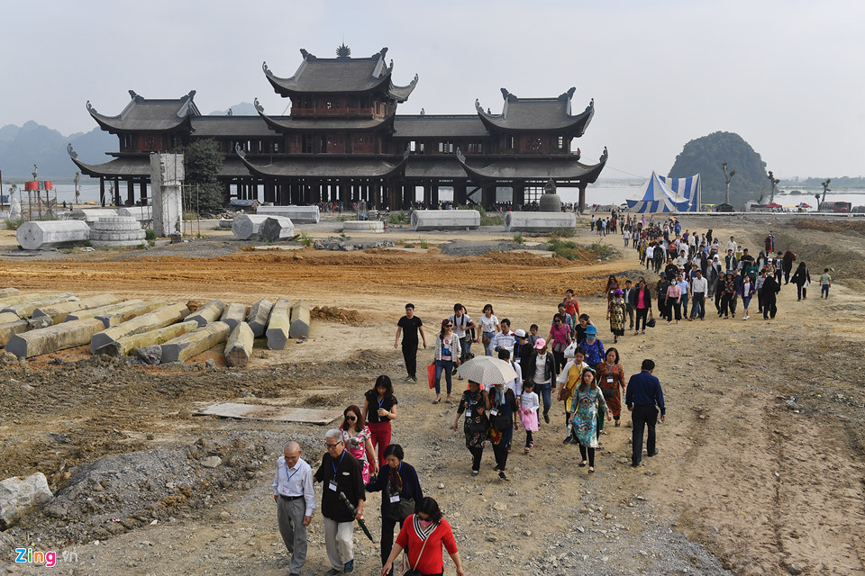 Lúc 9h, hàng nghìn người từ các tỉnh lân cận đổ về tham quan chùa Tam Chúc nhân dịp đầu năm mới.