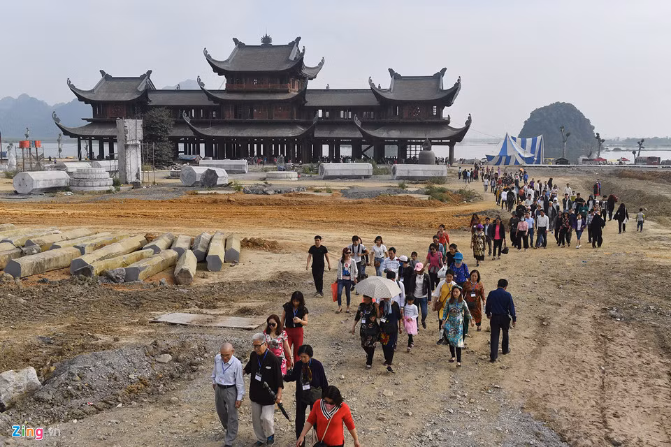 Lúc 9h, hàng nghìn người từ các tỉnh lân cận đổ về tham quan chùa Tam Chúc nhân dịp đầu năm mới.