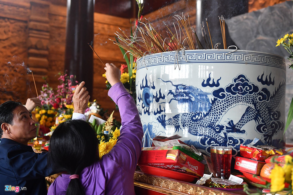 Điều khiến nhiều du khách tò mò đó là chùa Tam Chúc nằm trong vùng in đậm dấu ấn di tích lịch sử văn hóa, danh lam thắng cảnh nổi tiếng như, động Vòng, động Cô Đôi, chùa Thiên Phúc, chùa Bà Đanh, đền Lý Thường Kiệt...