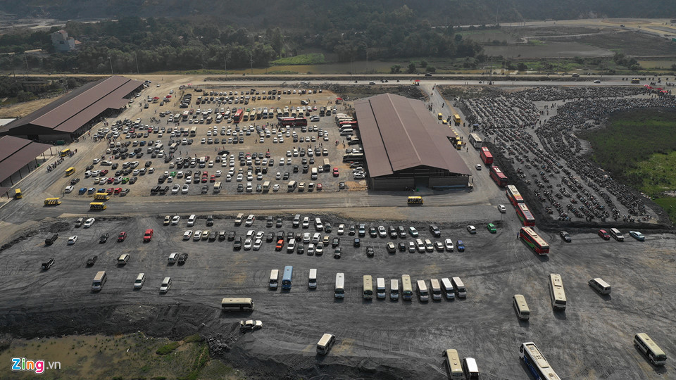 Sáng 9/2 (mùng 5 Tết), hàng trăm chiếc ôtô và hàng nghìn xe máy được gửi tại bãi cách ngôi chùa này khoảng 3 km.