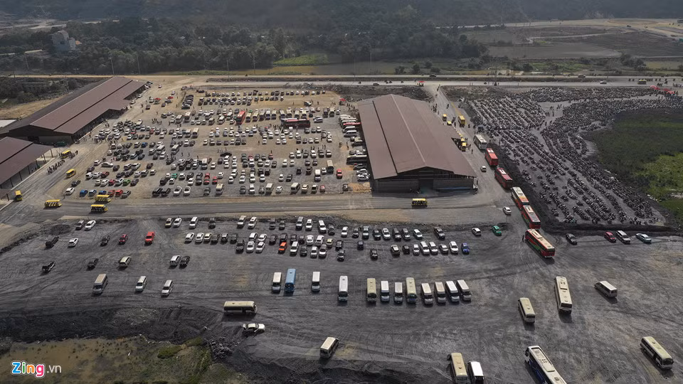 Sáng 9/2 (mùng 5 Tết), hàng trăm chiếc ôtô và hàng nghìn xe máy được gửi tại bãi cách ngôi chùa này khoảng 3 km.