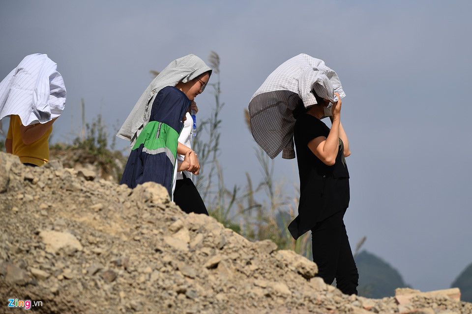 Ngày mùng 5 Tết, tuy thời tiết chỉ nóng 28 độ C nhưng nắng khá gay gắt khiến cuộc du xuân của nhiều người dân trở nên vất vả.